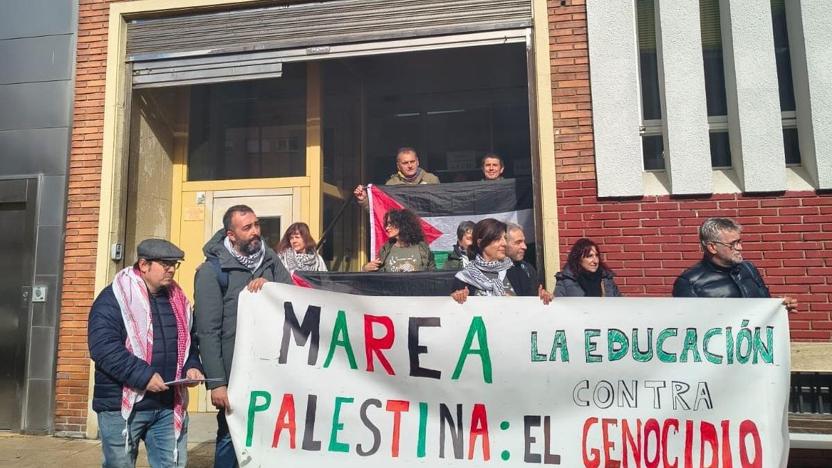 Marea Palestina León ante la sede de la dirección provincial de Educación