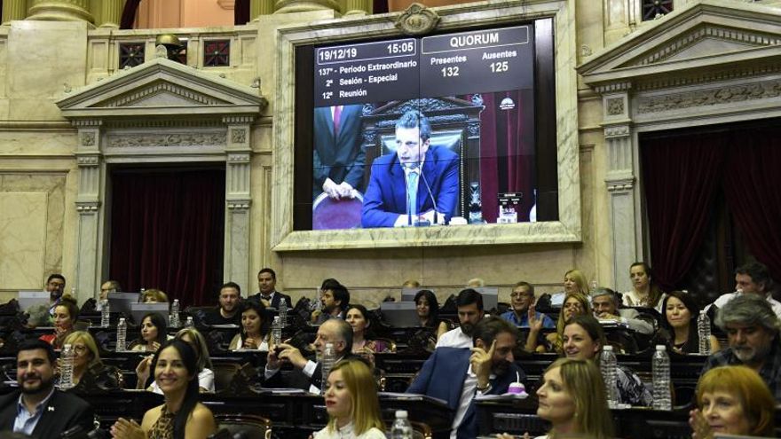 Fotografía cedida por el partido Frente Renovador de diputados en el debate para la aprobación de una ley de emergencia económica este jueves en Buenos Aires (Argentina).