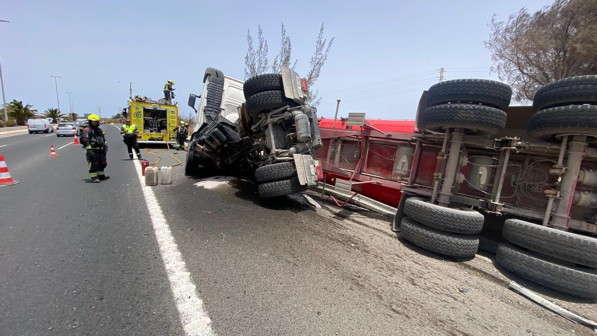 Vuelco de un camión en la GC-1, dirección Las Palmas de Gran Canaria, a la altura del kilómetro 28.