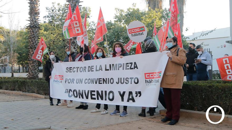 Las limpiadoras protestan ante la sede de la patronal