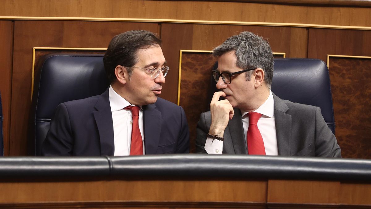 El ministro José Manuel Albares junto al ministro Félix Bolaños, durante un acto institucional en el Congreso de los Diputados.