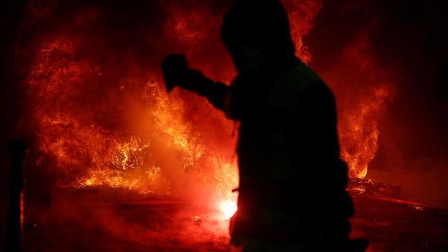 Macron dice que los "culpables" de la violencia en París solo quieren "caos"