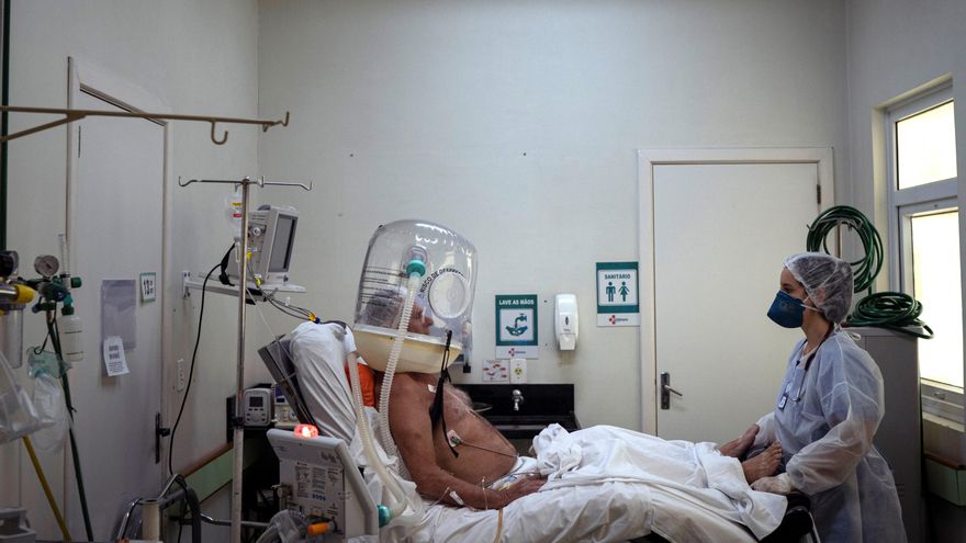 Trabajadores de la salud dan atención a pacientes con la covid-19 hoy en la ciudad de Sao Leopoldo (Brasil), en una fotografía de archivo. EFE/Daniel Marenco