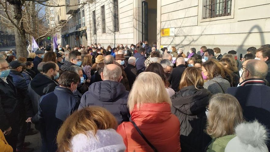 Entre 300 y 400 personas se dieron cita ante la Delegación del Gobierno para protestar por el doble crimen machista de Liaño.