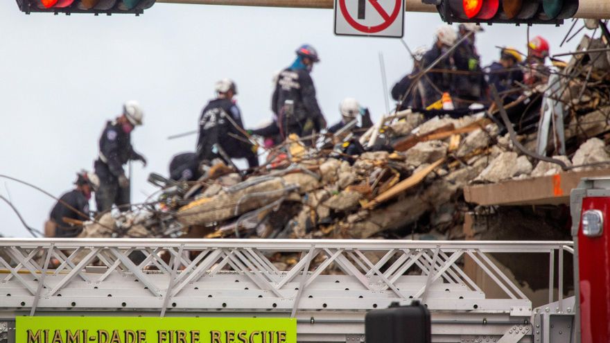 Detienen las labores de búsqueda en el edificio derrumbado de Miami que suma 18 fallecidos