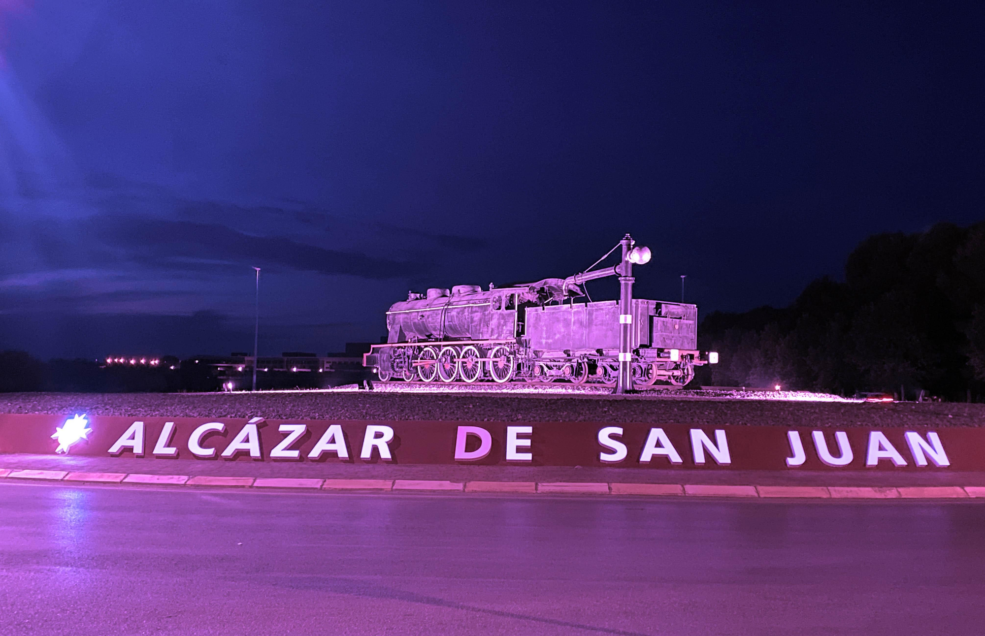 Tren iluminado de morado en Alcázar de San Juan