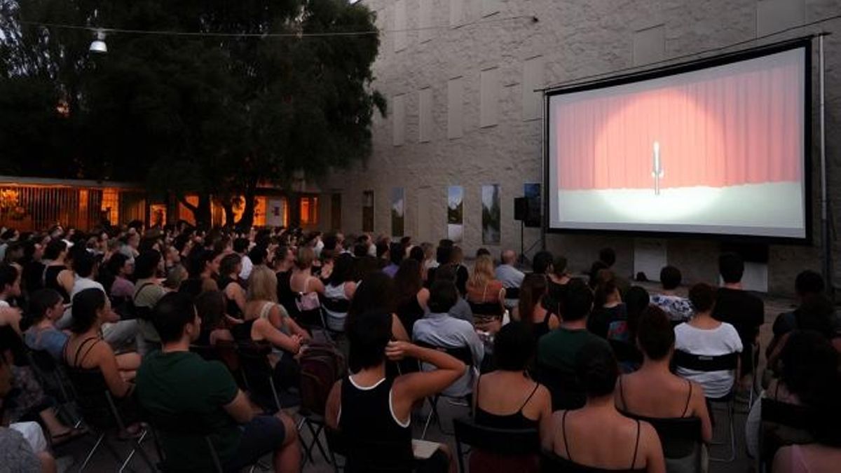 Cortometrajes gamberros, un estudio de podcast y una galería de arte en uno de los barrios más gentrificados de Barcelona