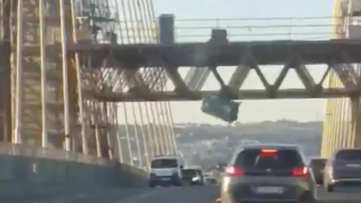 Se investigan las causas de la caída de un aseo portátil desde una grúa en el puente del Centenario