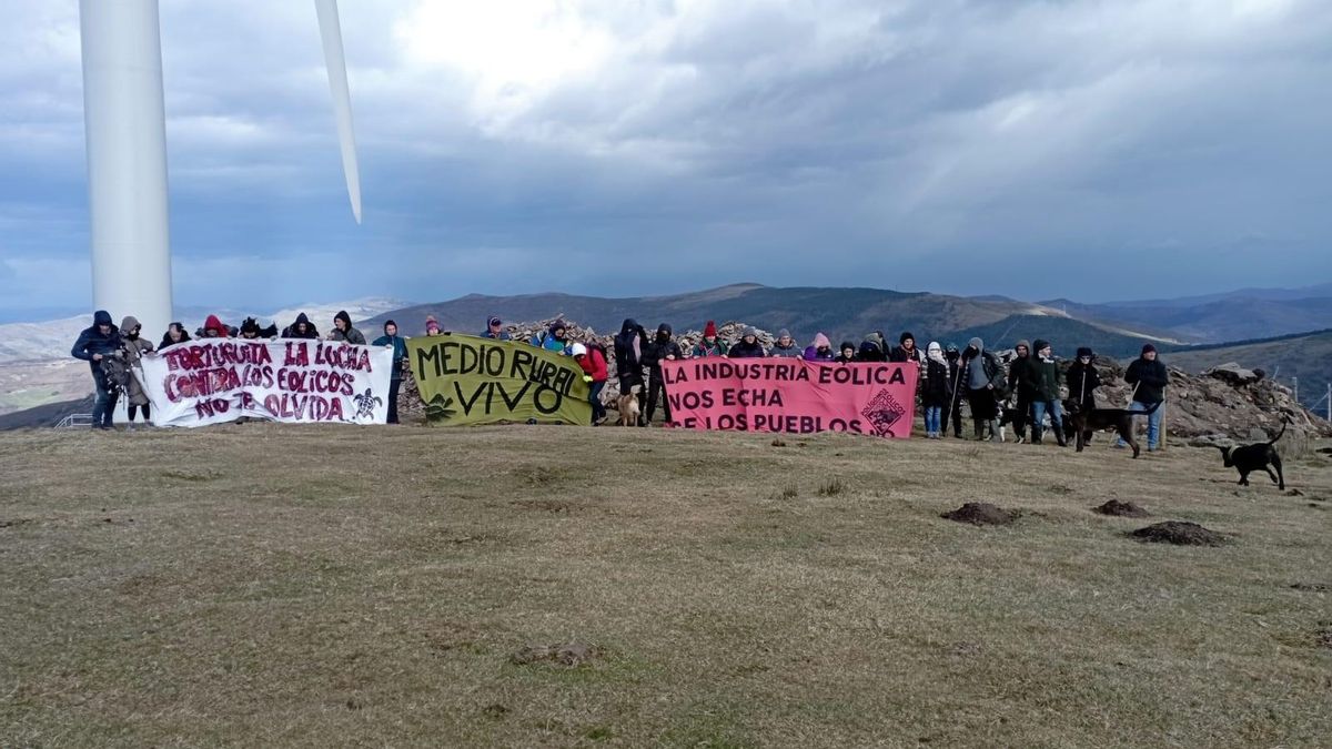 Decenas de manifestantes desafían el temporal y protestan contra el parque eólico del Escudo