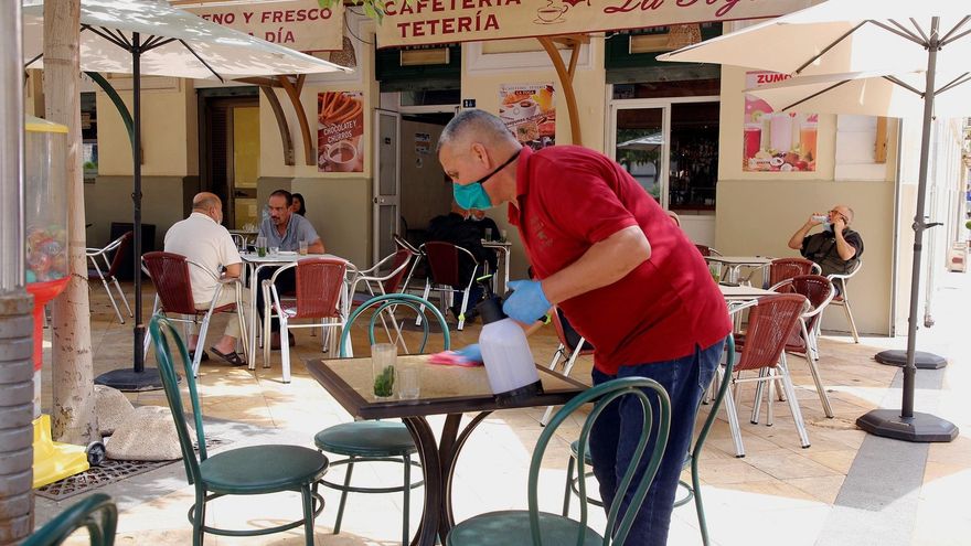 Un camarero prepara las mesas de una terraza en Melilla. EFE/ F.G.Guerrero/Archivo