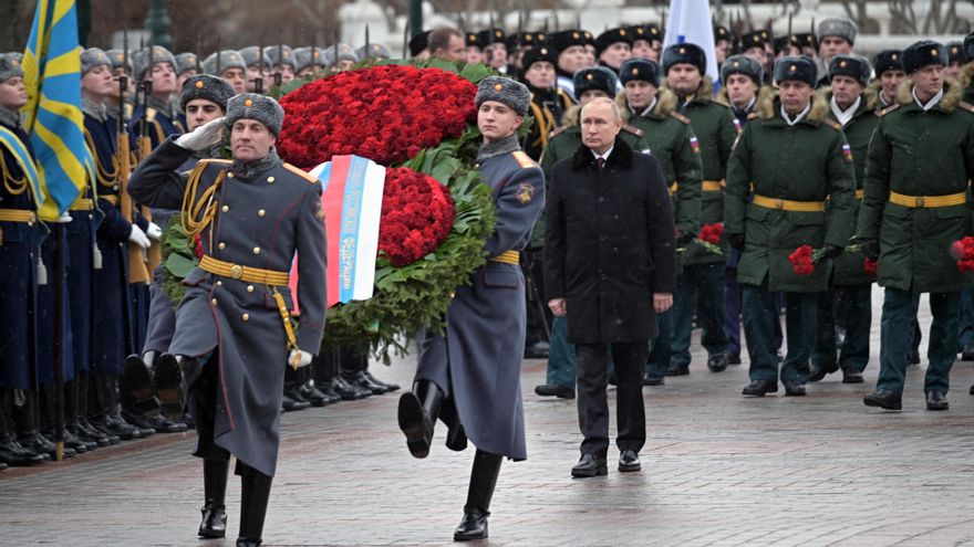 Putin rinde tributo a los caídos en el Día del Defensor de la Patria