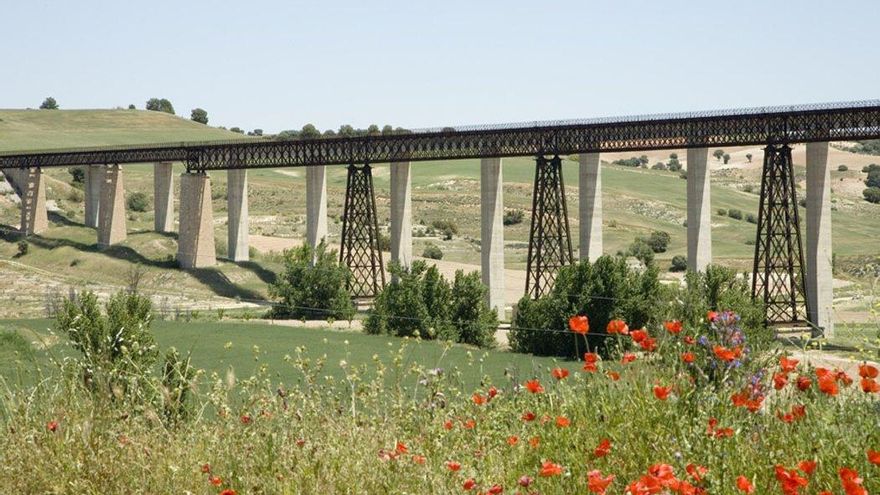 Es el puente más largo de nuestra red ferroviaria y fue diseñado por el mismo estudio de la torre Eiffel