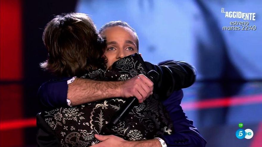 Carlos abraza a Manuel Carrasco en "La Voz 5"