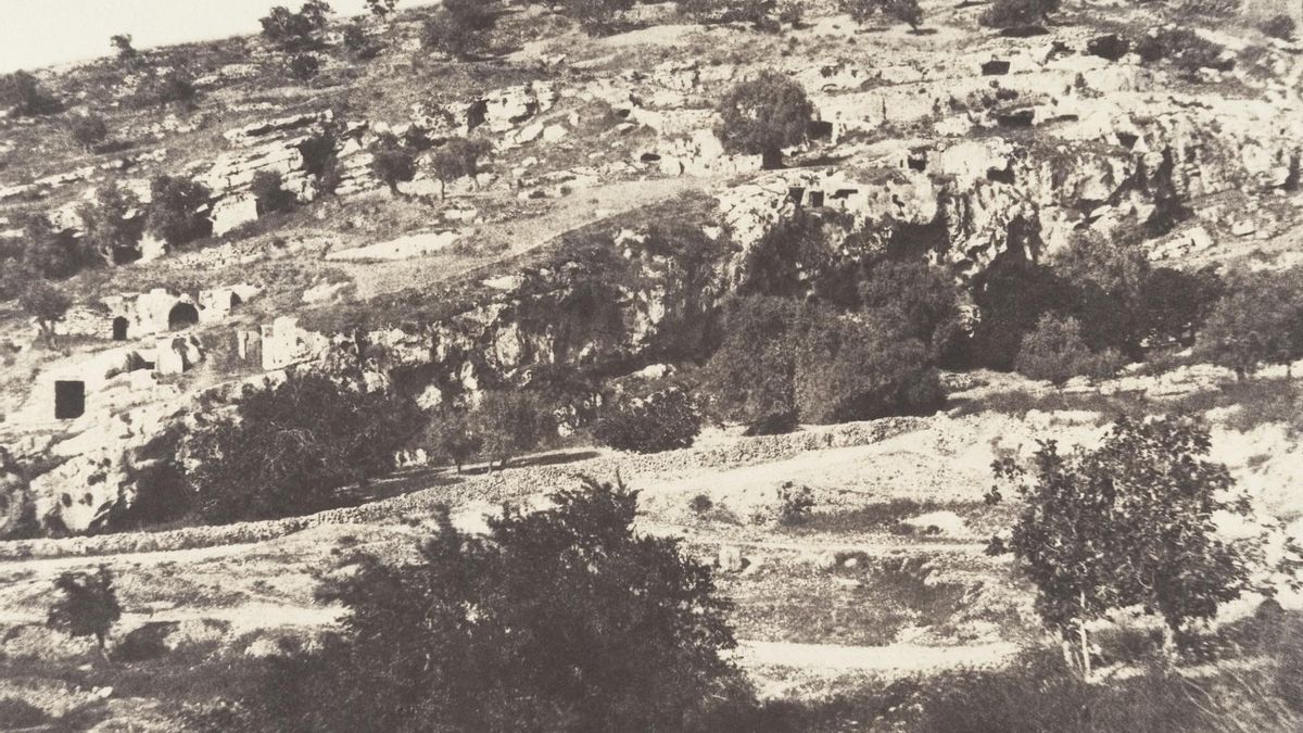 Los textos antiguos presentan primero territorios vinculados al mundo de los difuntos y sitúan uno de ellos cerca de Jerusalén