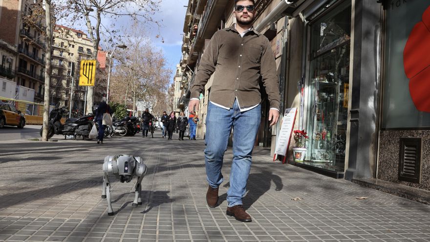 El perro robot que se pasea por las calles de Barcelona: “Temía cómo reaccionaría la gente al verlo”
