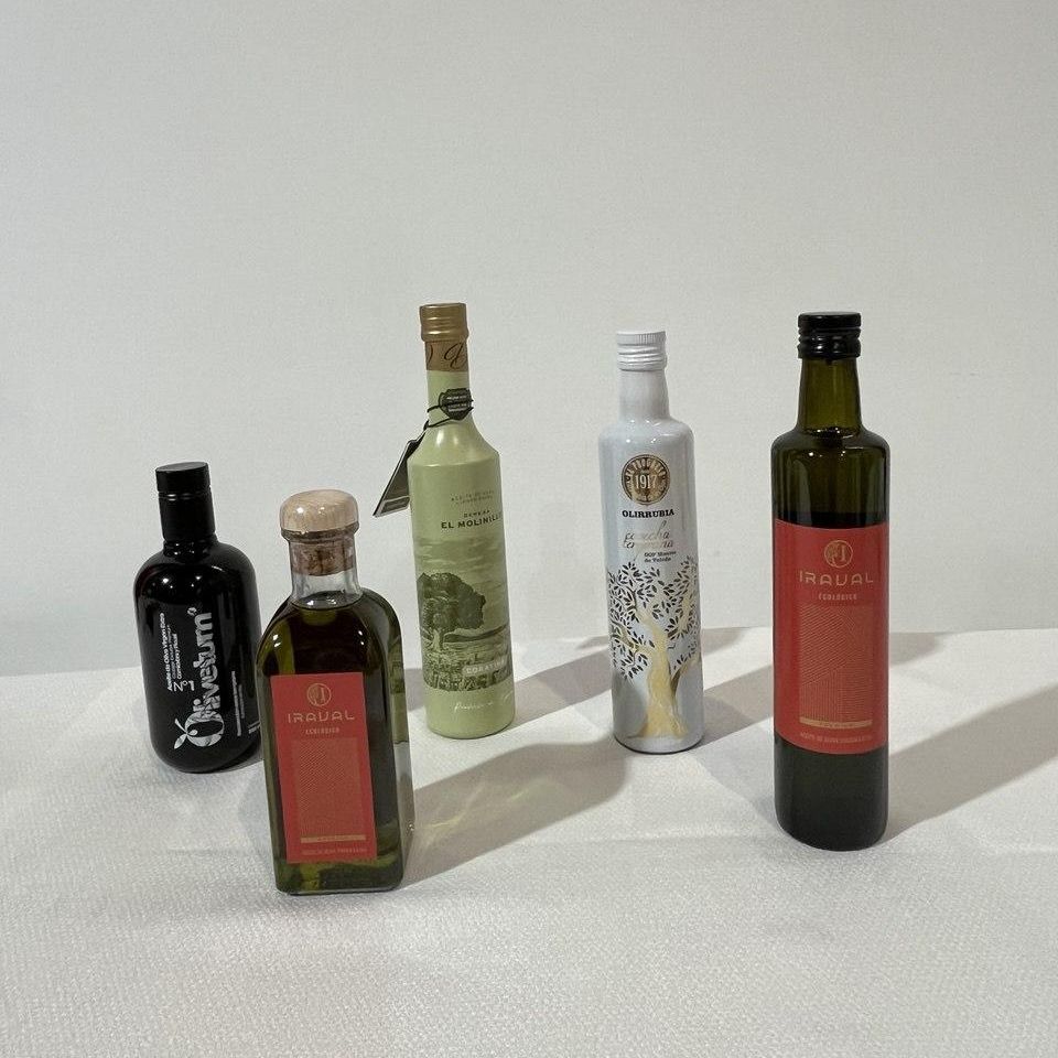 Aceites degustados en la cata de AOVEs de NaturAceite 2025. Aceites Olivetum, Aceites Iraval, Aceite Coratina de Almazara 'Dehesa del Molinillo' y Aceite Olirrubia de Grupo Vidabol