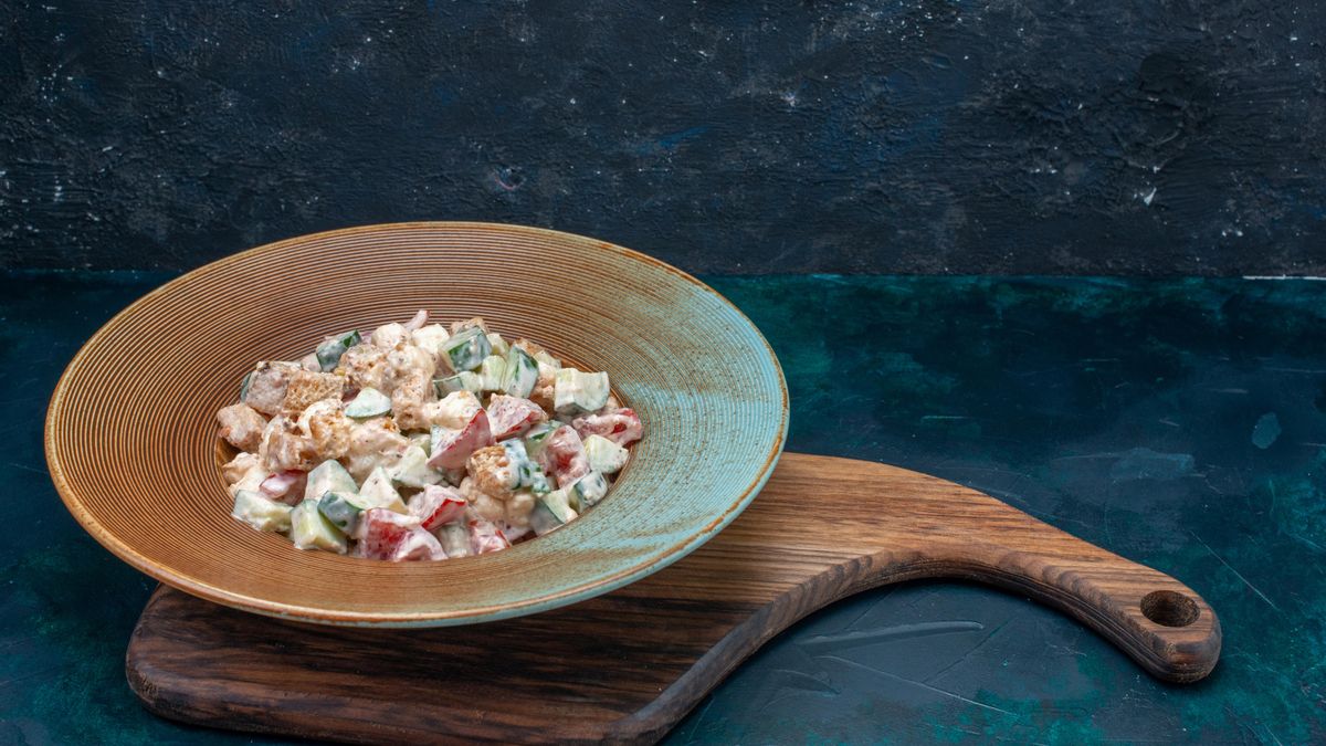 Verduras salteadas con salmón, mejillones y mayonesa