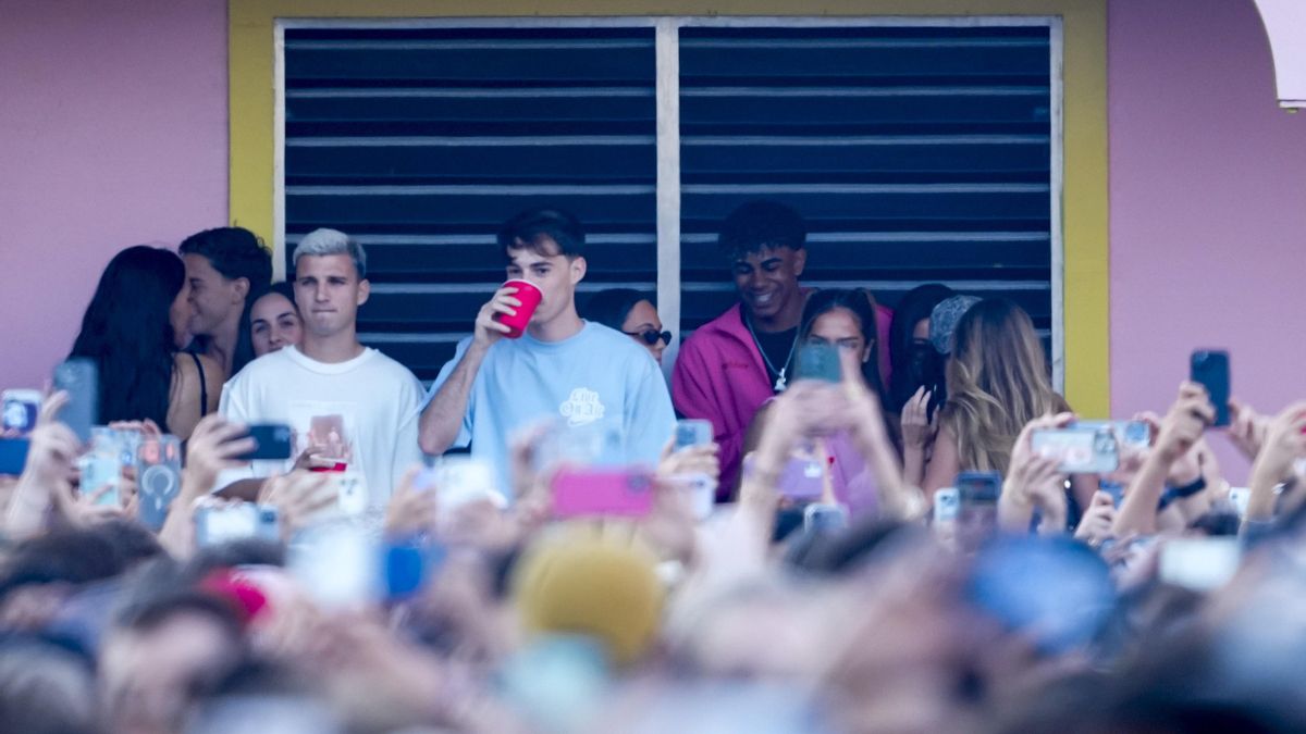 El jugador del FC Barcelona Lamine Yamal (d) junto a otras personas en La casita, en el concierto que el cantante puertorriqueño Bad Bunny ha ofrecido este viernes en el Estadio Olímpico de Barcelona