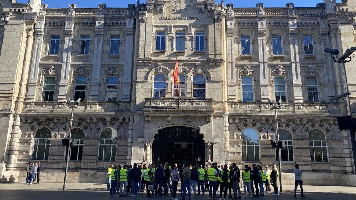 Policías de Santander protestan frente al Ayuntamiento: denuncian impagos y una cadena de mando "completamente desestructurada"
