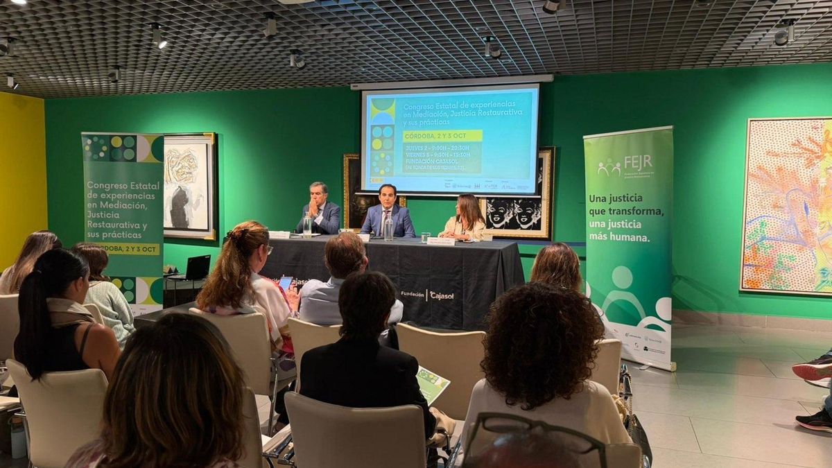 Nieto (centro, al fondo) interviene en el Congreso Estatal de Mediación.