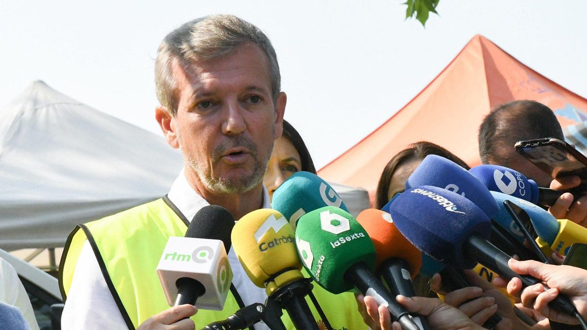 El presidente de la Xunta, Alfonso Rueda, atiende a los medios en Quiroga (Lugo)