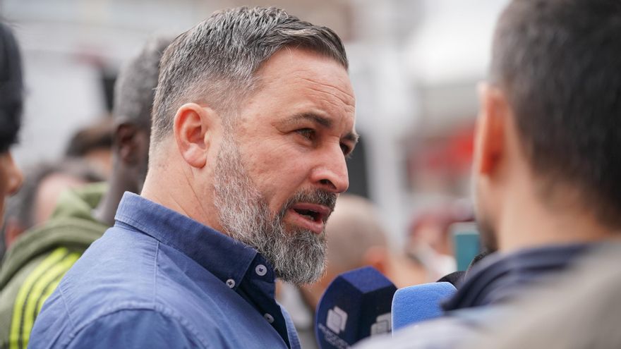El presidente de VOX, Santiago Abascal, atiende a los medios de comunicación durante un acto electoral de su partido.