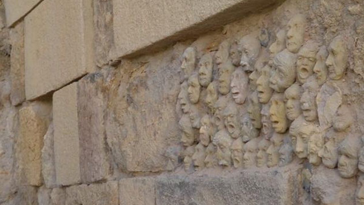 Aspecto de las caras de arcilla antes de ser retiradas de la Puerta de Almodóvar