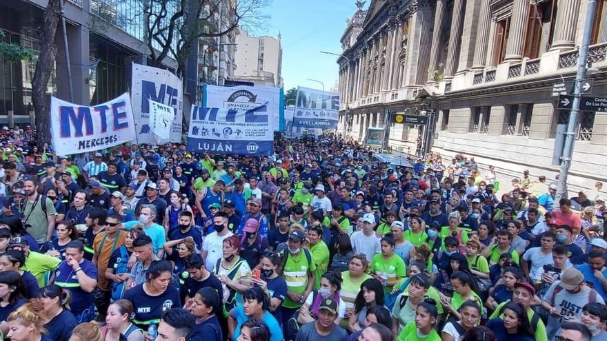 El Gobierno presentó un proyecto que busca una gestión ecológica que integre a los recicladores