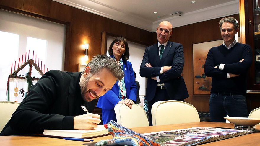 El humorista leonés firmó en el libro de honor de la Ciudad de León.
