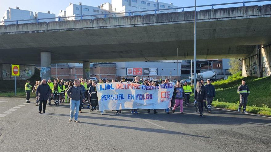 Los trabajadores consiguen que Lidl negocie tras tres meses en huelga en su planta gallega de logística por exceso de horas extra