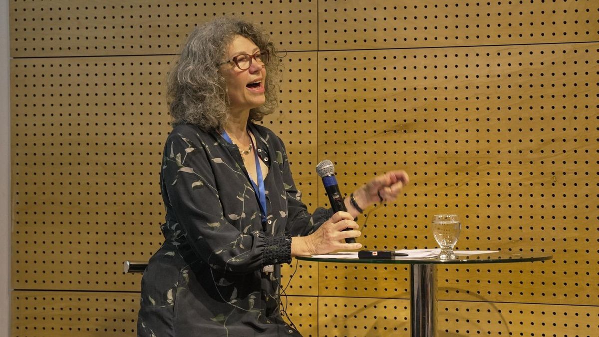 Sonia Livingstone, experta en medios, tecnologías e infancias: “El diseño actual de las tecnologías hace muy difícil para los padres establecer guías y parámetros para el consumo online de sus hijos”.