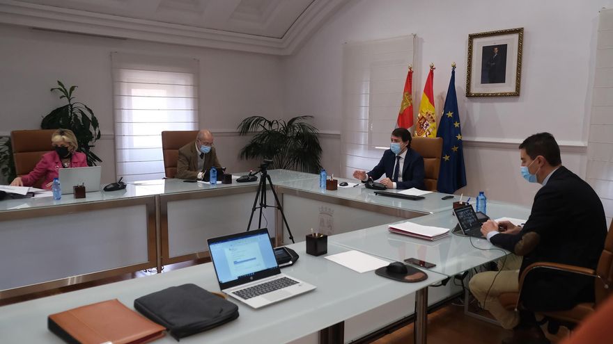 Mañueco en la reunión telemática con los alcaldes, acompañado de Francisco Igea y Verónica Casado.