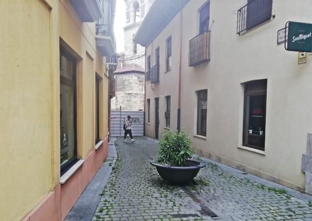 Años de corte, en parte sin permiso municipal, de toda una calle para las obras de la Casa de Cura de la parroquia.