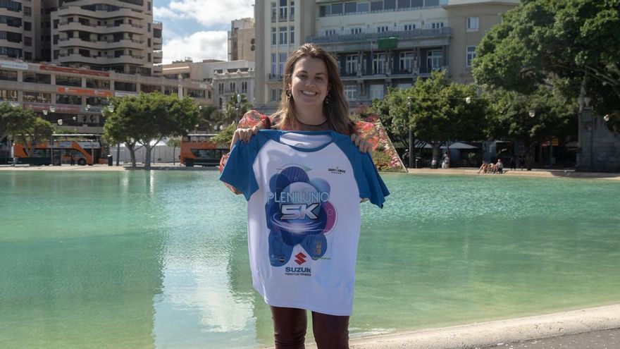 Elena Mateo, con la camiseta blanquiazul de Plenilunio