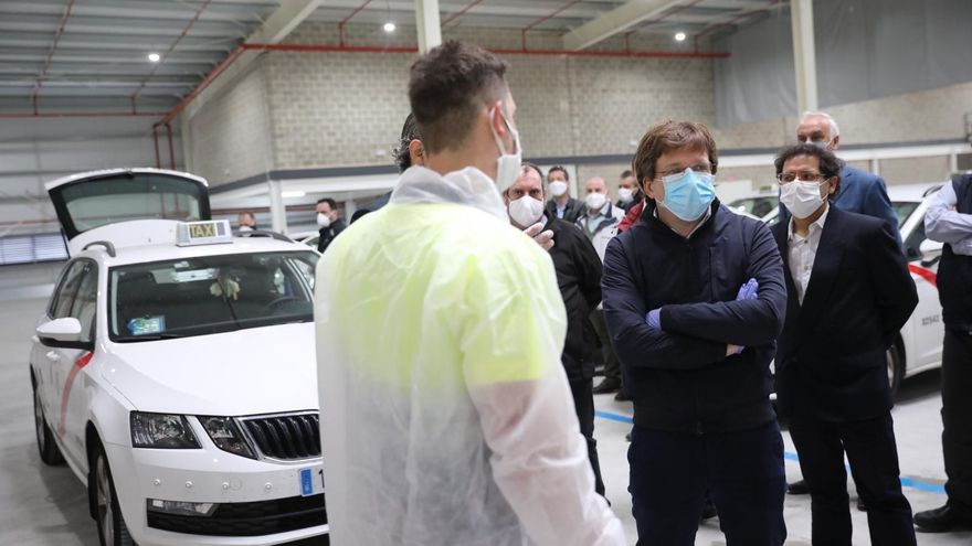 Almeida 'uberiza' la normativa del taxi en Madrid con precios cerrados y un código de vestimenta