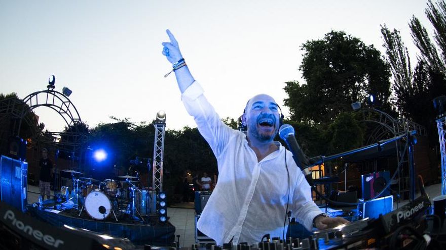 Almeida contrata por novena vez para las fiestas de un barrio a DJ Pulpo, el locutor de la Cope que pincha en actos del PP