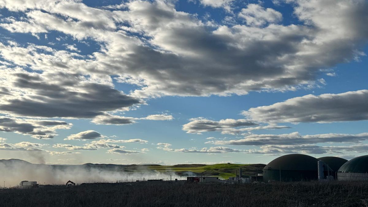 Humo junto a la planta de biometano en Belinchón (Cuenca)