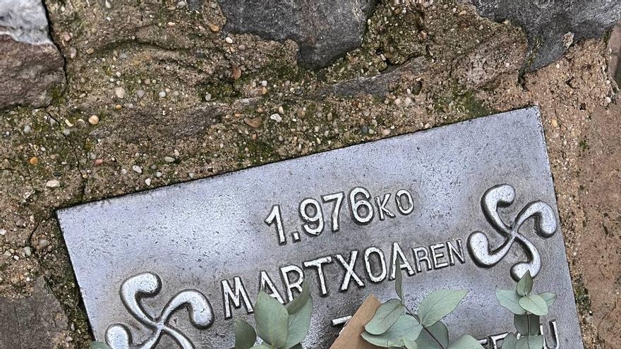 Vitoria recuerda un año más y con más de una decena de ofrendas florales a las víctimas de la masacre del 3 de marzo