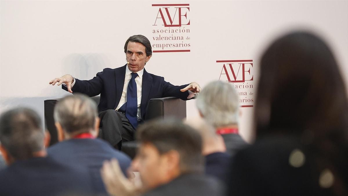 El expresidente del Gobierno José María Aznar interviene durante la asamblea general de la Asociación Valenciana de Empresarios.