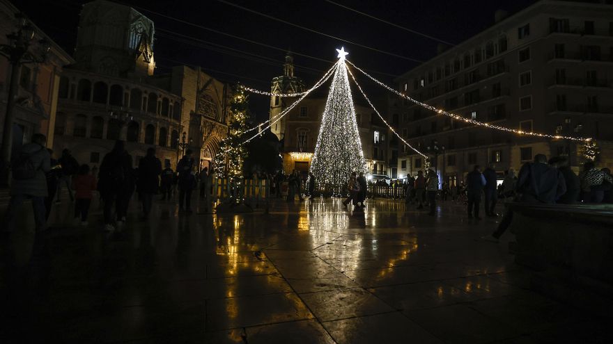 Archivo - Vistas del encendido de la iluminación navideña de la Generalitat, en la Plaza de la Virgen, a 1 de diciembre de 2023, en València, Comunidad Valenciana (España).