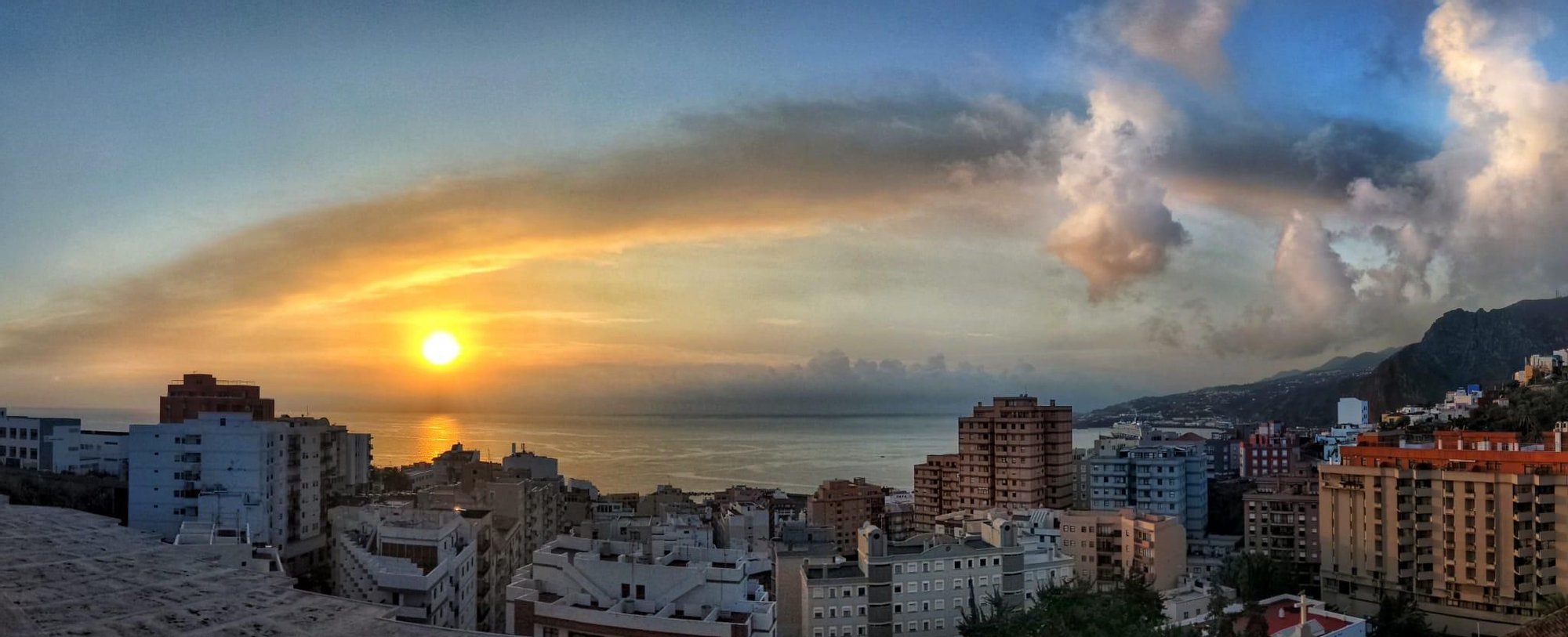 El penacho de cenizas del volcán, este lunes, a primera horas, sobre la zona este de La Palma.