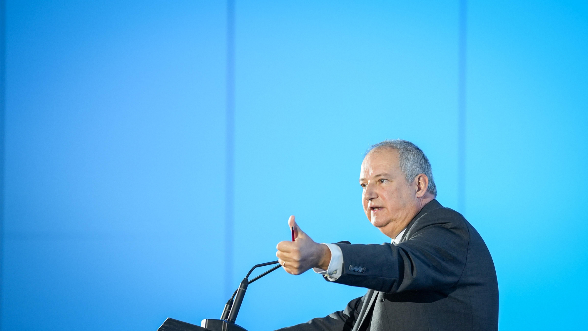 El ministro de Industria y Turismo, Jordi Hereu, y el alcalde de Córdoba, José María Bellido, durante la apertura del Foro Internacional de Defensa Indudef