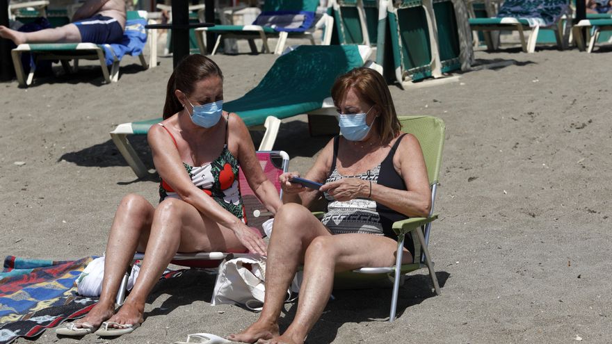 Mascarillas obligatorias en playas y piscinas: el Gobierno endurece la normativa para frenar los contagios
