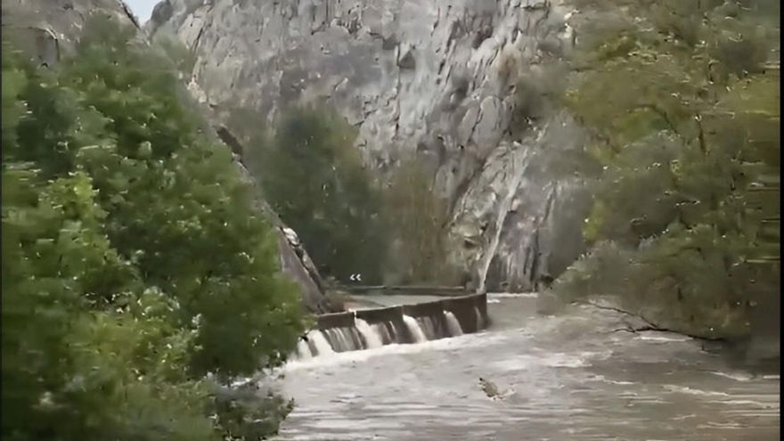 Los restos del huracán Kirk desbordan ríos y paisajes de la provincia de León