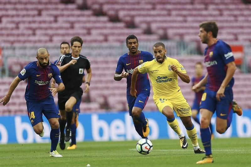 Tannane intenta conducir un balón ante varios jugadores del FC Barcelona. EFE/Alejandro García.