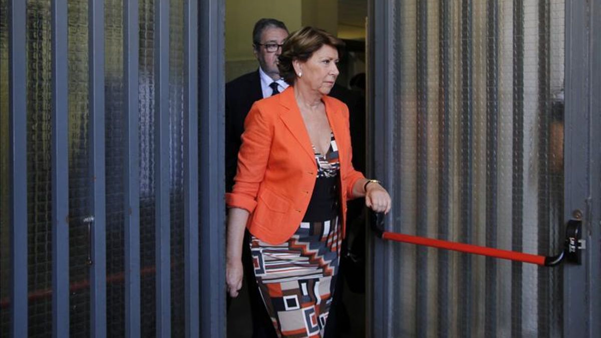 La exconsejera, saliendo de los juzgados de Sevilla el pasado 8 de octubre delante de su abogado/ EFE