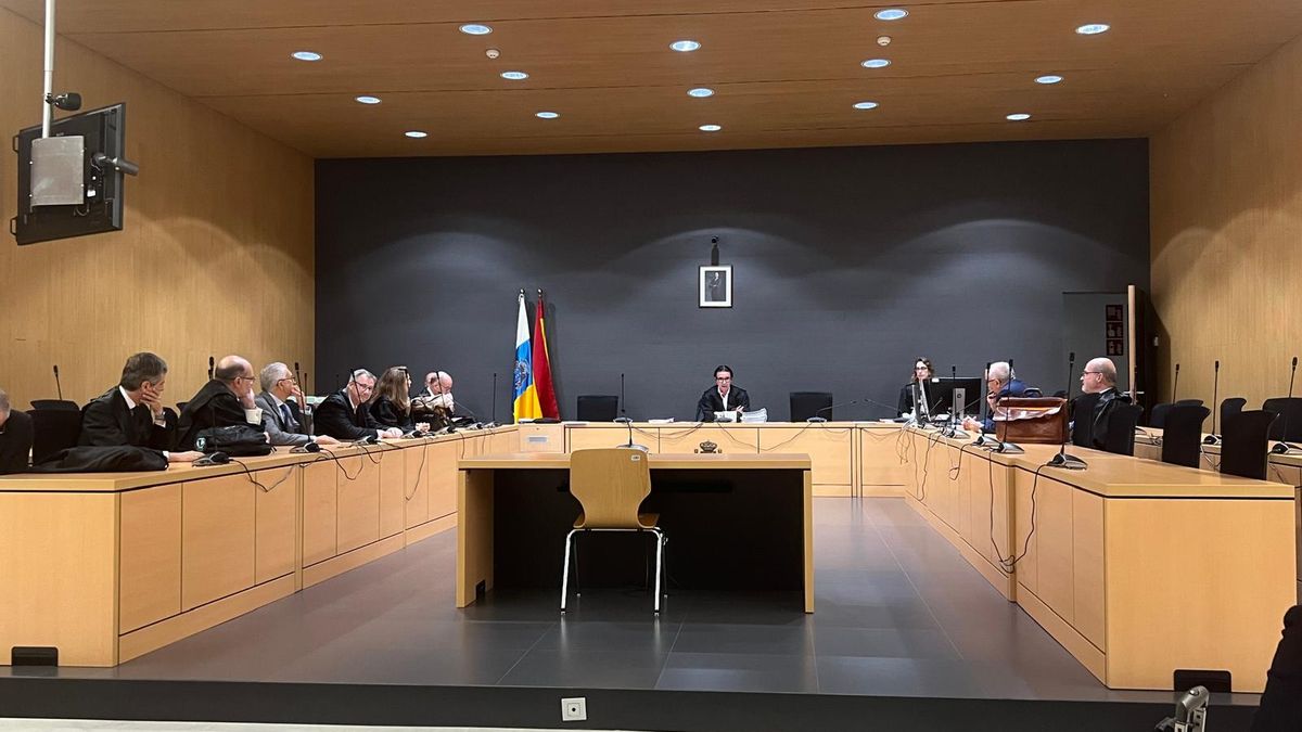 El presidente del tribunal, Pedro Herrera, comunica a las partes la suspensión del juicio. (CANARIAS AHORA)