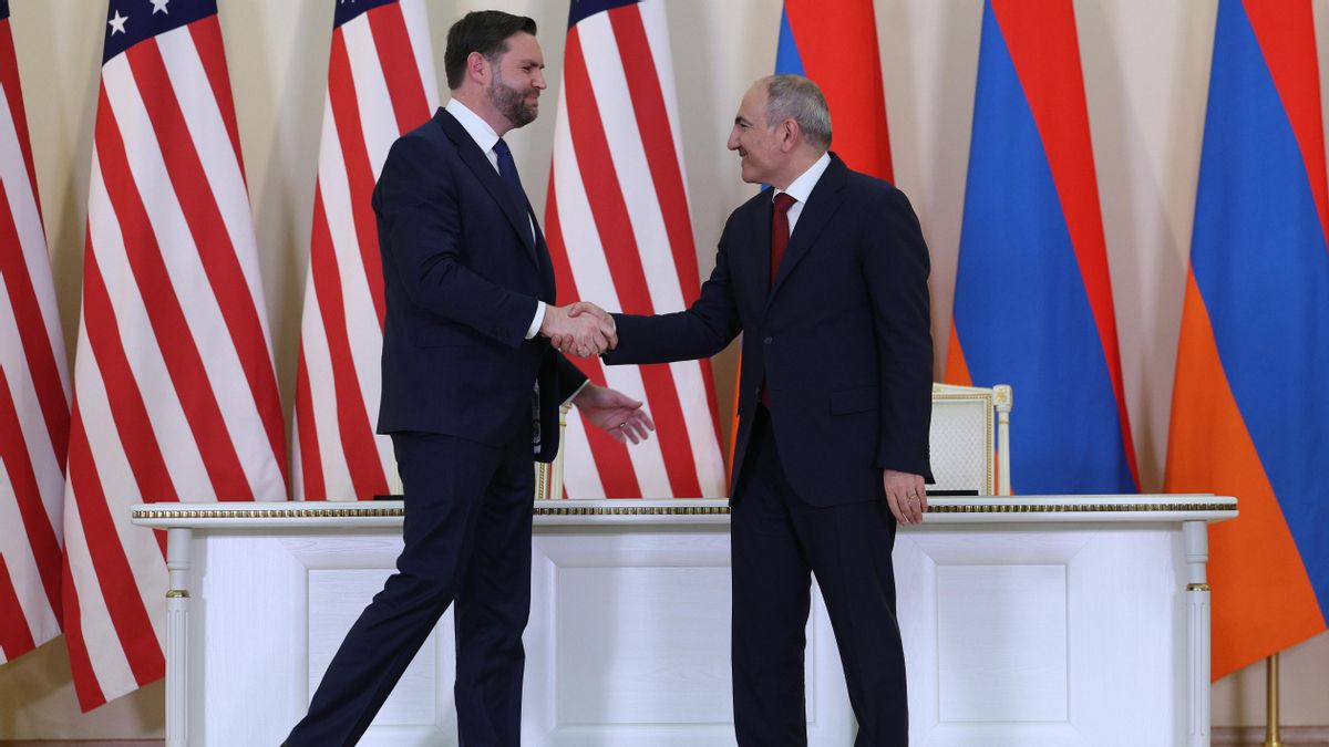 El vicepresidente de los Estados Unidos, JD Vance (izq.), y el primer ministro armenio, Nikol Pashinyan (der.), se estrechan la mano durante una declaración de prensa conjunta después de su reunión en Ereván, Armenia, el 9 de febrero de 2026.(Estados Unidos) EFE/EPA/VAHRAM BAGHDASARYAN/POOL