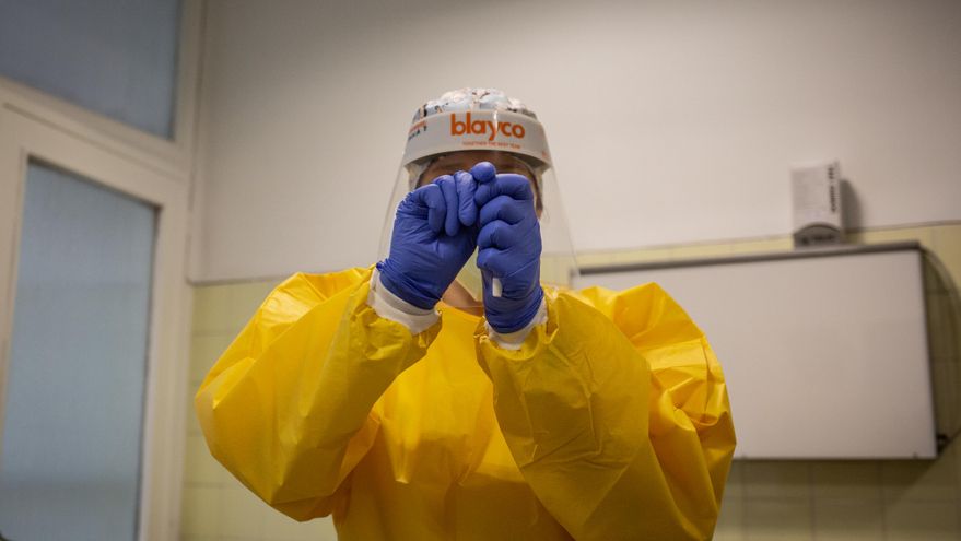 Una sanitaria sostiene un test rápido de antígenos de detección de coronavirus