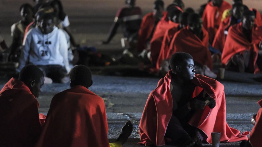 Cuatro cayucos con 203 personas llegan a El Hierro y a Gran Canaria durante la noche